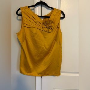 Women’s XL Merona gold sleeveless blouse with accent flower.